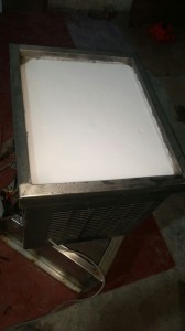 Square cooling plate ice-cream machine with full ice coverage